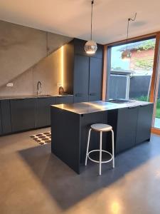 于贝尔塞Ferienhaus Bergblick 170qm nur 5 min zum Chiemsee的厨房配有柜台和凳子