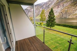 莱达尔绥里莱德尔酒店的享有湖泊和山脉美景的阳台。