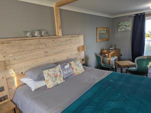伯克顿Seals Bacton的一间卧室配有一张带木制床头板的床