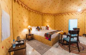 斋沙默尔Sonal Desert Camp Jaisalmer的帐篷内一间卧室,配有一张床