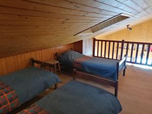 大博尔南Appartement Le Grand-Bornand, 2 pièces, 7 personnes - FR-1-241-23的小屋内带两张床的房间