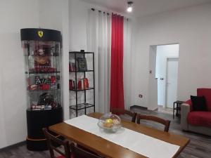 BrusimpianoIl Cavallino, sul lago Ceresio的客厅配有桌子和红色沙发