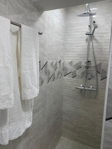 索非亚Мотел Тихия кът的带淋浴和白色毛巾的浴室