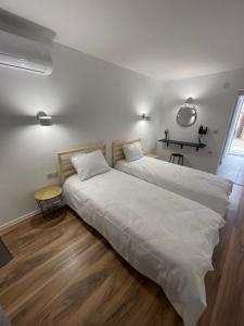 索非亚Мотел Тихия кът的一间卧室配有两张带白色床单的床