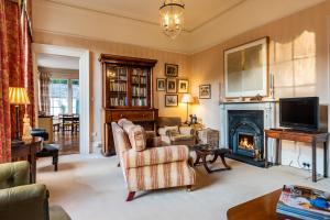 班敦Luxury country mansion in West Cork的客厅设有壁炉和电视。
