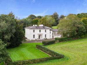 班敦Luxury country mansion in West Cork的享有白色房子空中美景,设有庭院