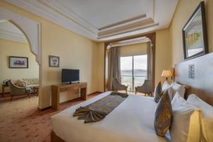 丹吉尔里亚德摩加多尔海景大酒店及水疗中心的酒店客房设有一张大床和一台电视。