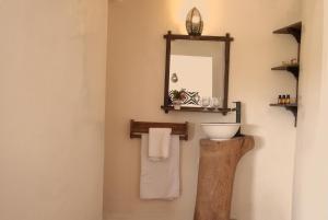 达赫拉Les Dunes de Dakhla的浴室设有水槽和墙上的镜子