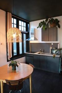 斯内克Stadslogement Valentijn的厨房配有木桌、水槽、桌子和桌面