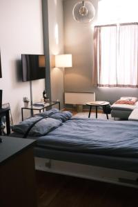 奥斯陆Studio apartment的一间卧室配有一张床和一张带台灯的桌子