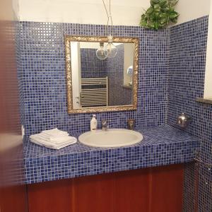 都灵Gaia Suites的一间带水槽和镜子的浴室