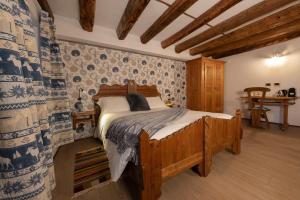 奥斯塔Chalet d'Aoste的一间卧室,卧室内配有一张木床