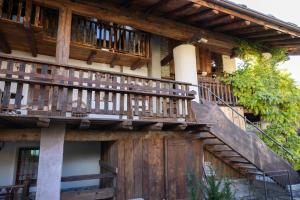奥斯塔Chalet d'Aoste的木屋设有木楼梯