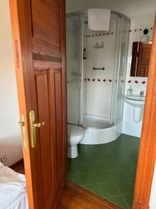 ChludowoMleczarnia Hotel Restauracja的浴室配有卫生间、淋浴和盥洗盆。