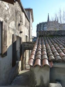 ViviersMaison familiale du Clos Saint Roch的小巷中带瓷砖屋顶的古老建筑