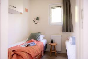 宁斯佩特Lodge Steltloper Nunspeet Veluwe的一间小卧室,配有床和窗户