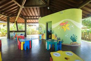 瓜拉久巴Vila Galé Resort Marés - All Inclusive的一个带五颜六色的桌椅的儿童游乐区