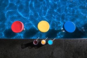 瓜拉久巴Vila Galé Resort Marés - All Inclusive的游泳池里一组彩色眼镜