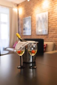 克拉科夫Lux apartmenty - Old City Kraków的桌子上放两杯酒