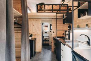 勒鲍Idyllisches Tiny House III mit Sauna的一个小房子里的厨房,配有水槽