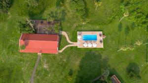 科洛尼亚卡洛斯佩莱格里尼Estancia Iberá的享有房子和游泳池的空中景致