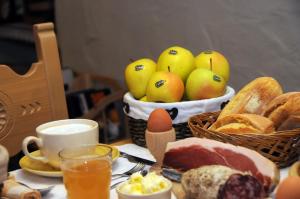 斯尔斯Agritur Primo Sole的一张桌子,上面有一篮水果和面包