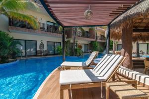 图卢姆Luxurious Penthouse with Jungle View & Private Pool的一个带2把躺椅的游泳池,一个度假胜地