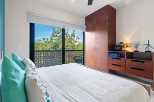 图卢姆Luxurious Penthouse with Jungle View & Private Pool的一间卧室设有一张大床和一个大窗户
