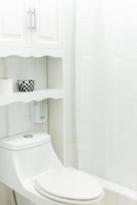 弗洛勒斯拉戈酒店的白色的浴室设有卫生间和水槽。