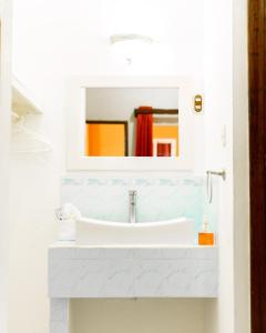 弗洛勒斯拉戈酒店的一间带水槽和镜子的浴室