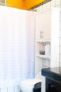 弗洛勒斯拉戈酒店的浴室配有白色的浴帘和卫生间