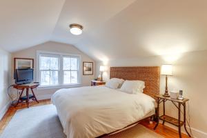 WarrenGrand Lakefront Home in Warren with Expansive Patio!的卧室配有一张白色大床和电视。
