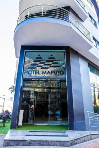 马普托WL Hotel Maputo City Center Mozambique Collection的一家酒店前的商店