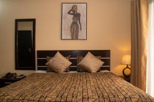 阿比让恩卡公寓酒店的卧室配有一张挂在墙上的床铺