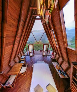 UbaqueGlamping Corazón del Molino的小木屋内的一个房间享有高空的景色,设有窗户