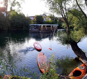 卢布尔雅那River Houses Ljubljanica的两艘独木舟坐在船边的水里