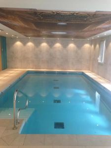 勒瓦卢瓦-佩雷Domitys Le 225的客房内的大型游泳池,有蓝色的水