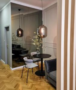 萨格勒布MINT Boutique Studio Apartments的一间带桌椅和镜子的用餐室