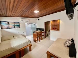 弗洛里亚诺波利斯Pousada Ilha do Campeche的客房设有一张床、一张书桌和一间厨房