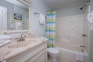 帕瓦雷斯岛利奇菲尔德海滩高尔夫度假酒店的一间带水槽、卫生间和淋浴的浴室