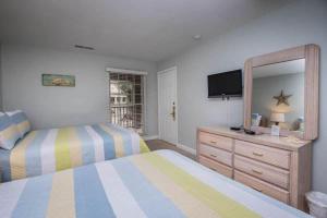 帕瓦雷斯岛利奇菲尔德海滩高尔夫度假酒店的一间卧室配有一张床和一个带镜子的梳妆台