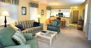 帕瓦雷斯岛利奇菲尔德海滩高尔夫度假酒店的客厅配有两张沙发和一张桌子