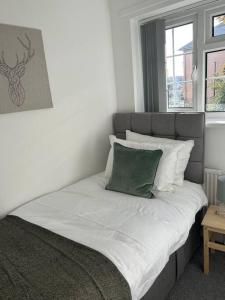 Atlantic House, Walking Distance to Cardiff Bay and City Centre with Parking客房内的一张或多张床位