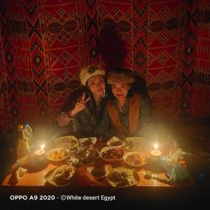 Bawatisafari desert的两个坐在餐桌边吃着食物的女人