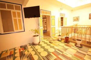 马拉喀什El Boussouni Hostel的客厅拥有色彩缤纷的盆栽地板