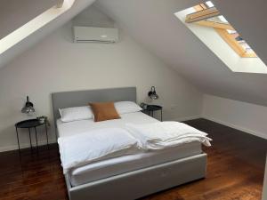 萨格勒布Cozy Loft Apartment in Zagreb Center的阁楼卧室配有白色床