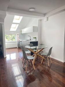 萨格勒布Cozy Loft Apartment in Zagreb Center的厨房以及带桌椅的用餐室。