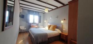 卡韦苏埃拉德尔瓦列Hotel Judería Valle del Jerte的一间小卧室,配有床和窗户