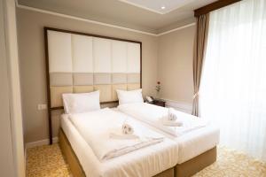 施库尔Scuol Palace Bed & Breakfast的一间卧室设有一张大床和大窗户