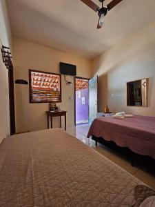 瓦尔任博尼塔Canto do Rio Pousada的一间卧室设有一张大床和一个窗户。